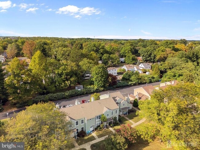 Building Photo - 5 Pond View Dr