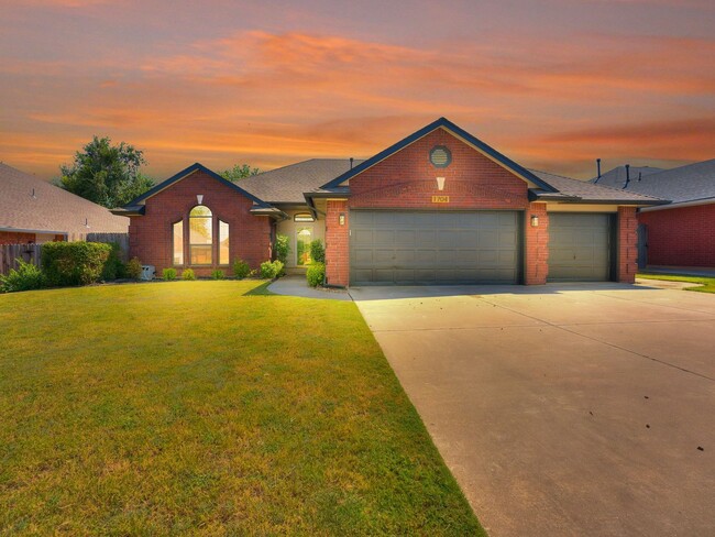 Building Photo - Beautiful 4 Bedroom Home with Inground Poo...