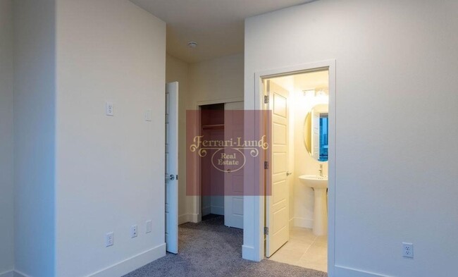 Building Photo - Beautiful Townhome by the Truckee River- K...