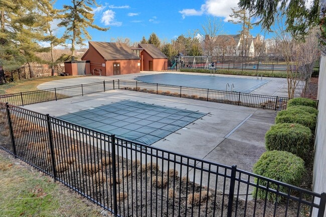 Building Photo - AMAZING SPACIOUS END UNIT TOWNHOUSE IN PRIME LOCATION