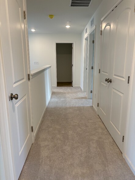 Building Photo - 2003 Lyndon Green Cir