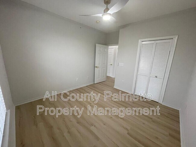 Building Photo - 130 River Landing Dr