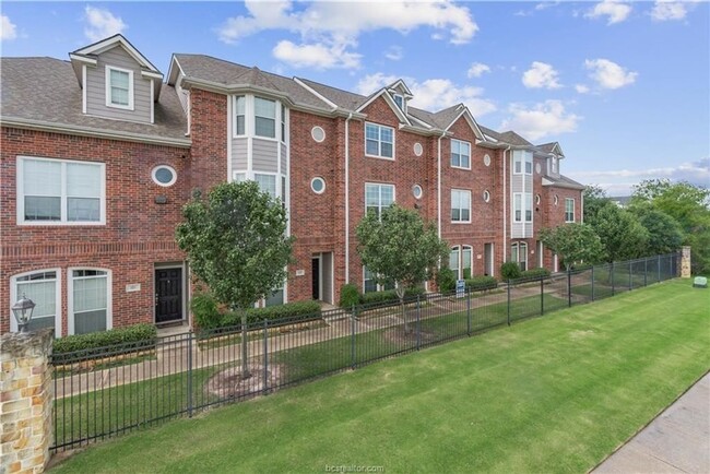 Building Photo - AUGUST PRE-LEASE!!!  Spacious 1 Bed, 1 Bat...