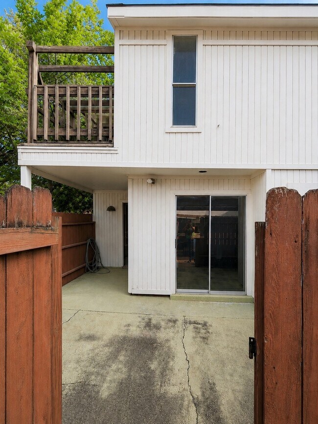 Building Photo - 7854 Green Lawn Dr