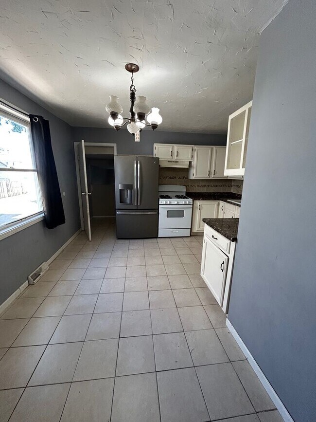 Building Photo - Charming 3-Bedroom Property in Prime Location