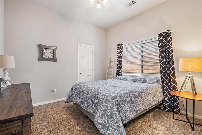 Building Photo - 12107 Lakewood Villa Dr