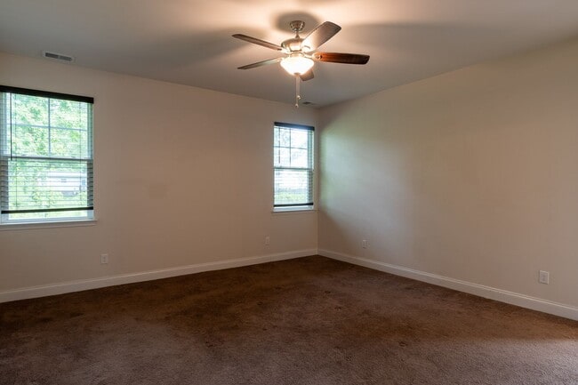 Building Photo - Modern Living in the Heart of Summerville!