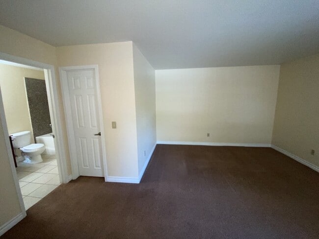 Building Photo - 3 Bedroom 2 bath condo located on second floor.