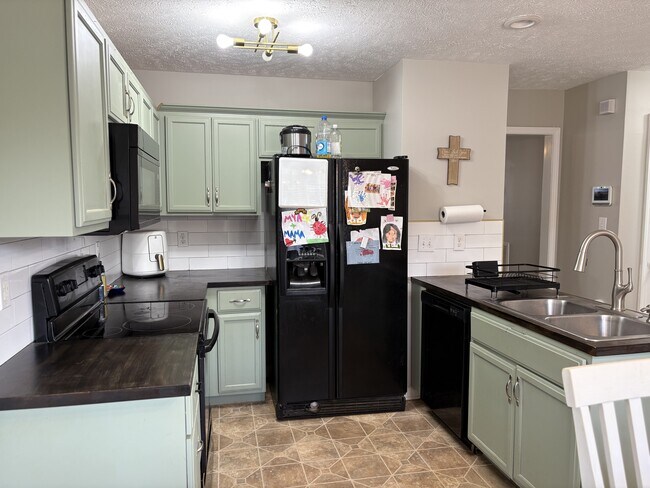 Building Photo - 515 Fox Trot Dr