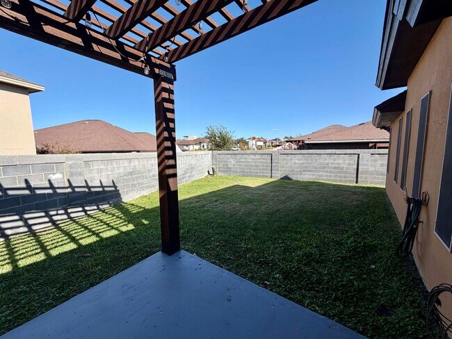 Building Photo - 420 Sabal Loop