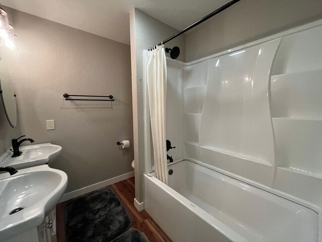 Building Photo - Move-in Ready 3 Bedroom Downtown Home