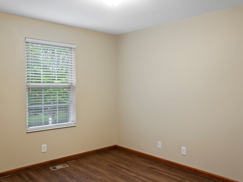 Building Photo - 3004 Wolf Creek Way