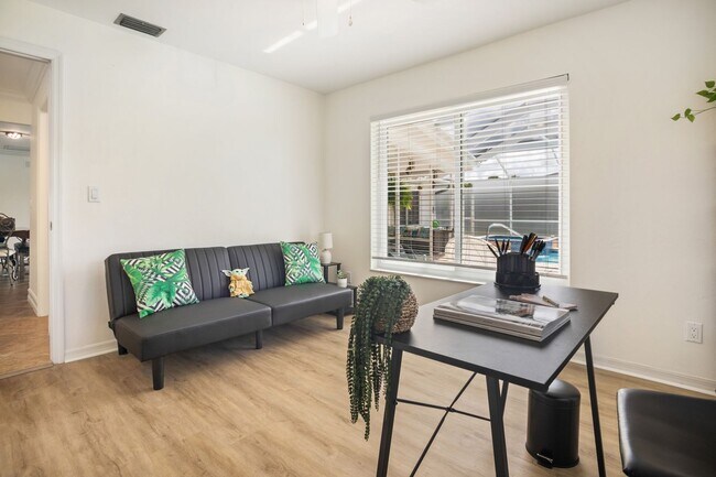 Building Photo - ** VICTORIA PARK ** 4 BED / 2 BATH - POOL ...