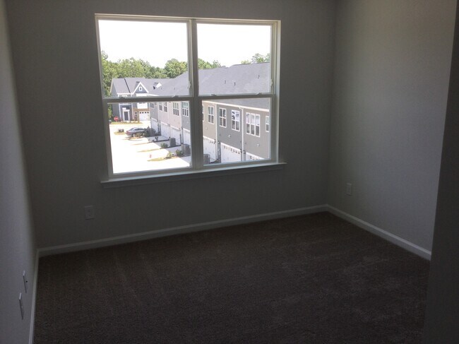 3rd floor room #2 - 208 Hickory Plains Rd