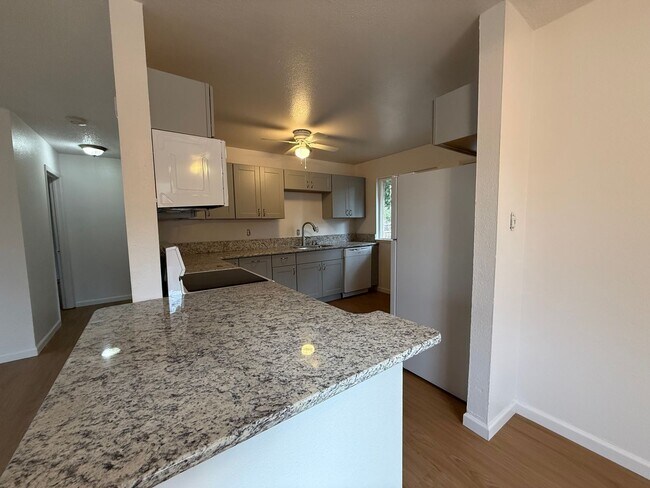 Building Photo - Cute Updated 2 Bedroom House