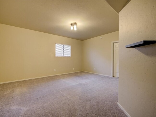 Building Photo - Beautiful 3 Bedroom Home with Office & Des...