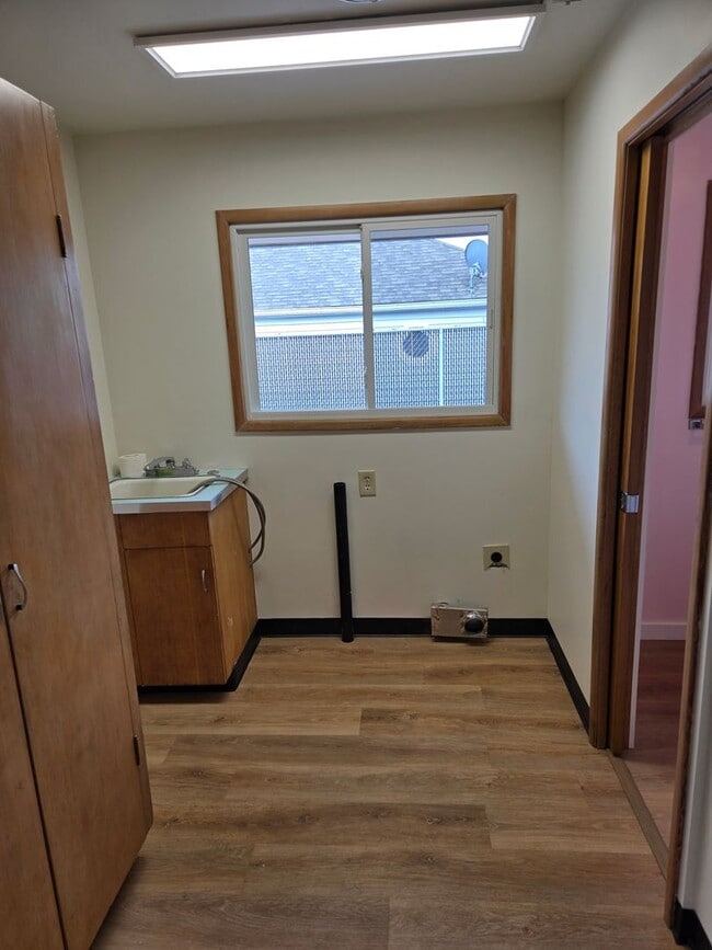 Building Photo - 1 level Mid Century Beauty! 3 Bd/ 3 ba
