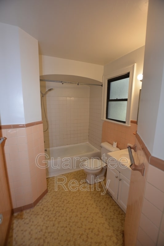 Building Photo - 2246 SE 3rd Ave