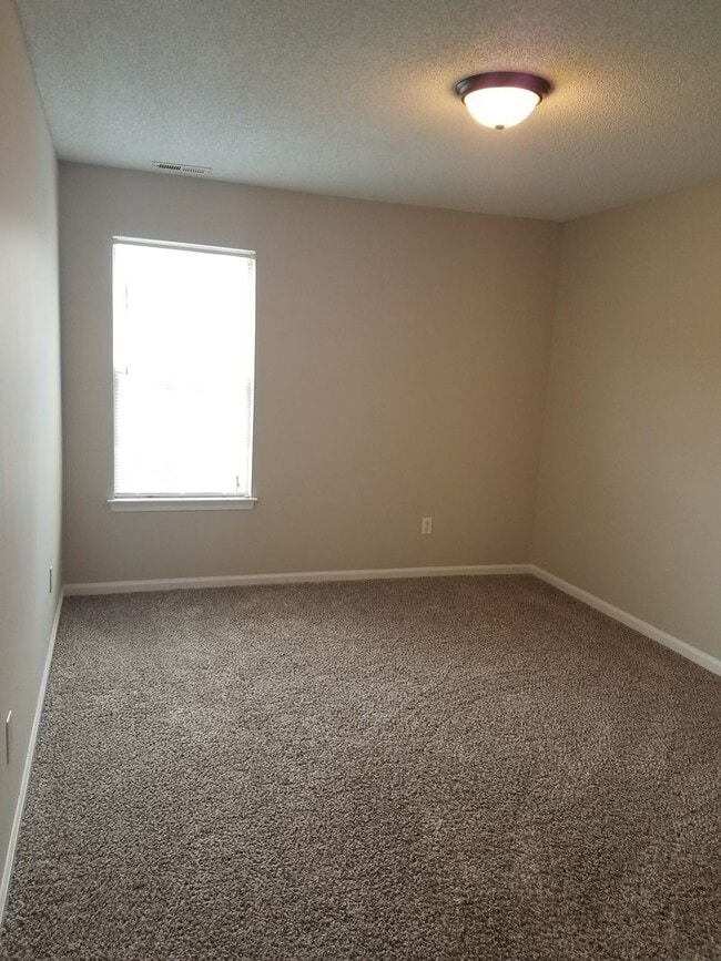 Building Photo - Beautiful 3 Bedroom in Quiet Neighborhood