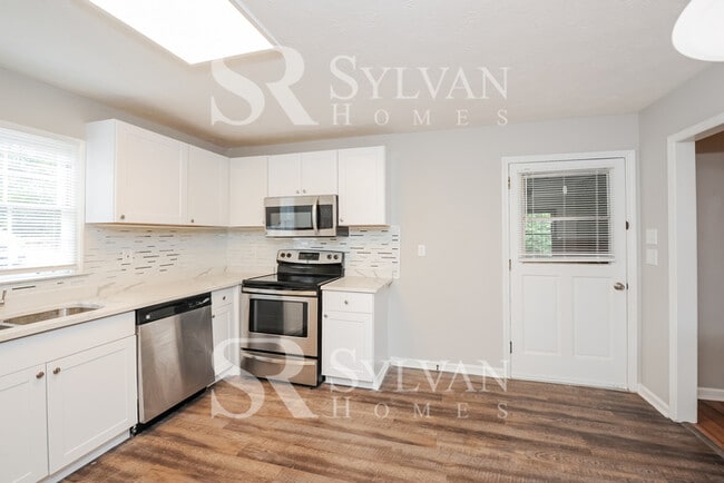 Building Photo - Welcome home to this 4 bedroom, 2 bathroom home