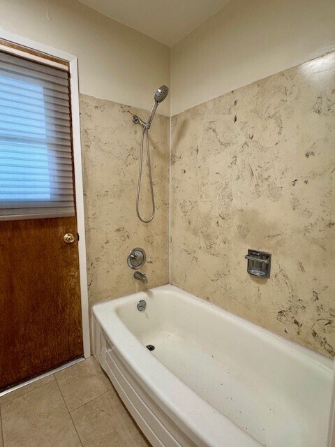 Building Photo - 310 Deerfield Dr