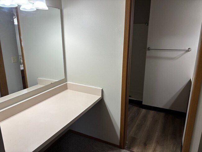 Building Photo - 3 Bedroom/2 Bathroom Apartment!