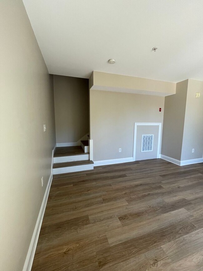 Building Photo - 12 Dame St