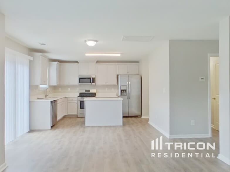 Building Photo - 7027 Palatine Ln