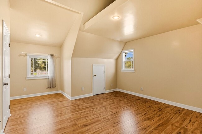 Building Photo - Newly Remodeled 4-Bedroom Oakland Duplex with Gated Parking