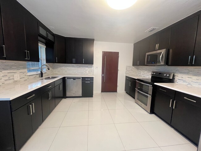 Building Photo - 7210 Seminole Dr