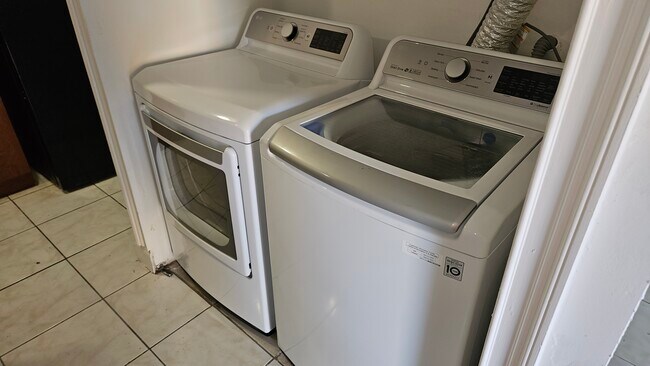 Building Photo - 177 NE 12th Ave