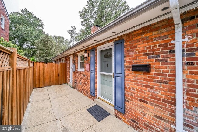 Building Photo - 706 W Glebe Rd