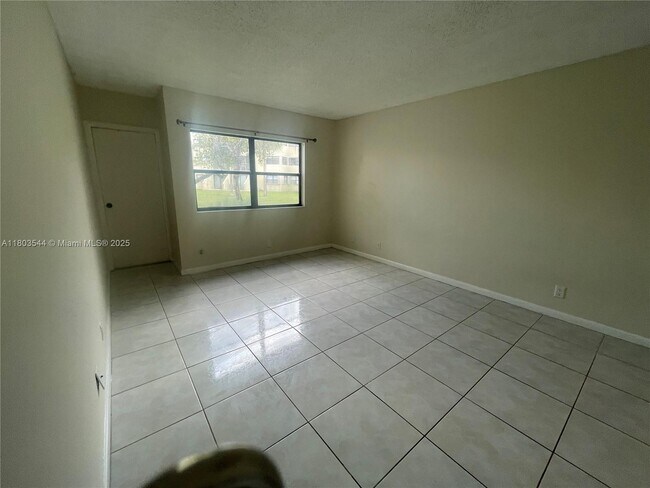 Building Photo - 210 Lakeview Dr