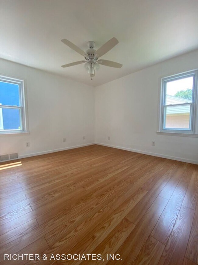 Building Photo - 4 br, 2 bath House - 3855 ROYAL AVE