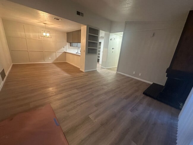 Building Photo - Desirable Duplex Unit with Lincoln Schools