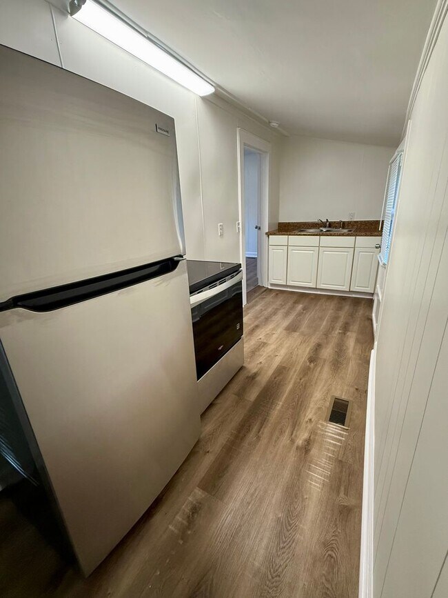 Building Photo - Cozy 1BR • 1BA Home Near Downtown Burlington!
