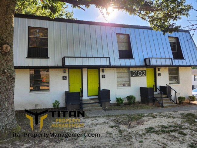 Primary Photo - 2 bed/1 bath Townhouse