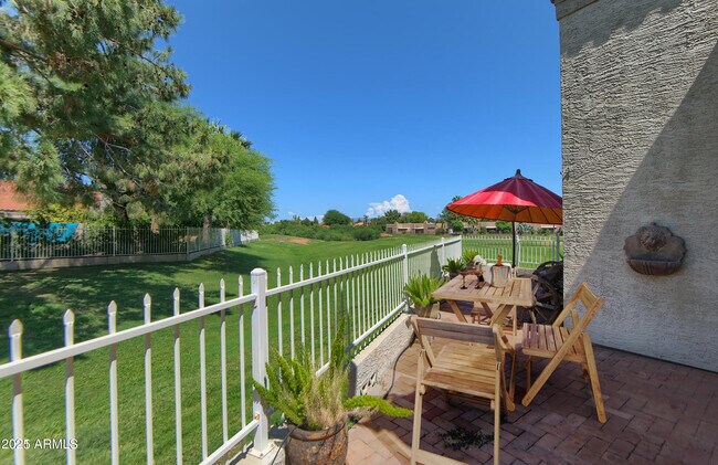 Building Photo - 4020 E Laurel Ln