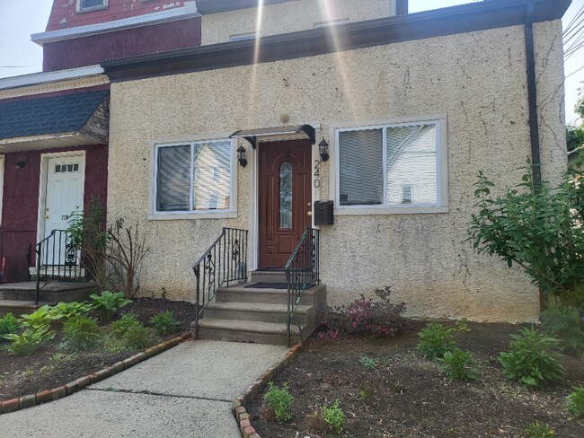 Building Photo - 240 PLYMOUTH Ave