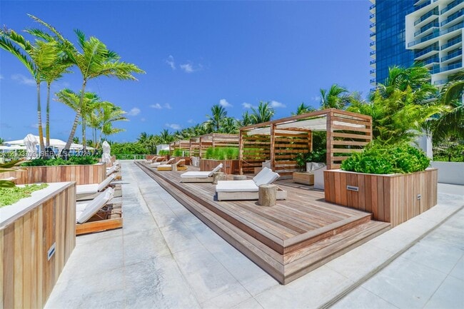 Building Photo - 2301 Collins Ave