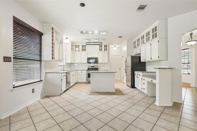 Building Photo - 2604 Stenson Dr
