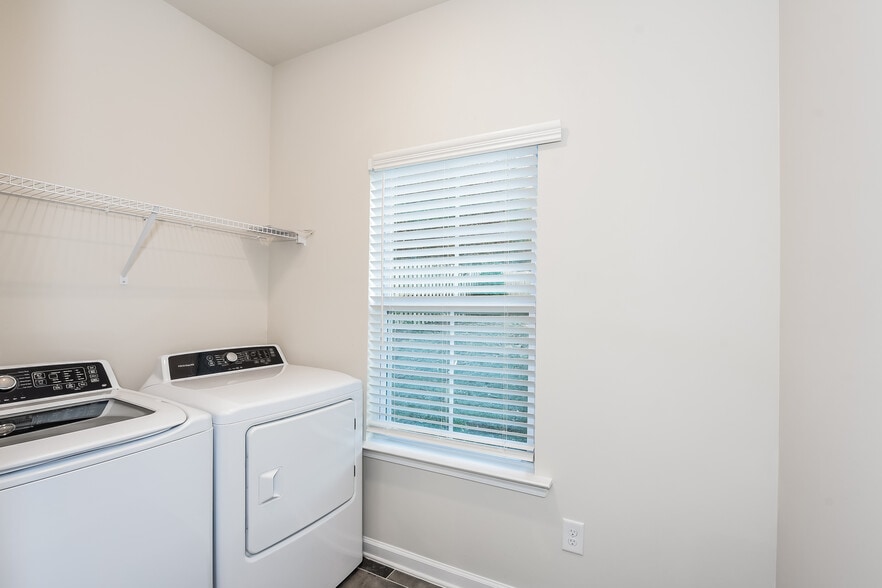 Building Photo - 300 High Grv Wy