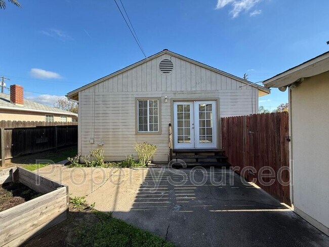 Building Photo - 221 N Lincoln Ave