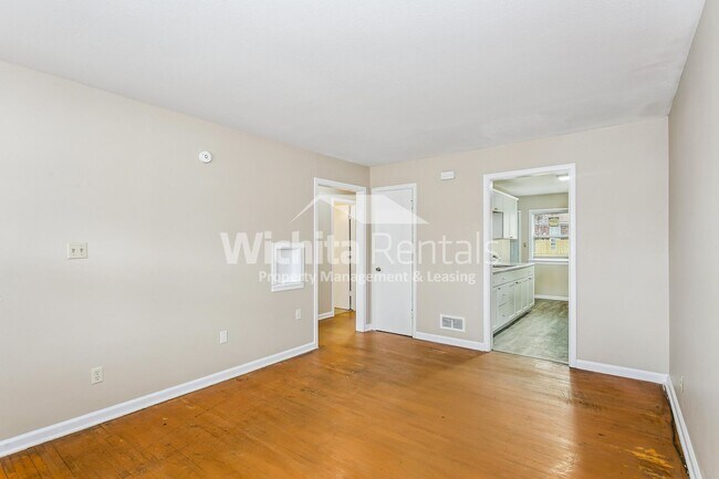 Building Photo - 2103-2103 S Old Manor Rd