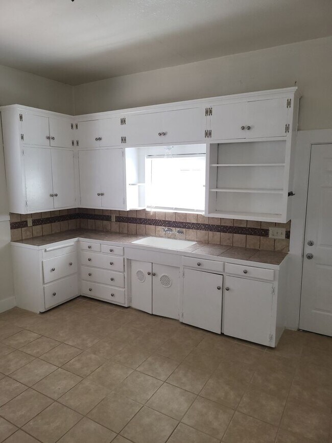 Building Photo - 2BR/1BA House for $1850 Rent and $1850 Deposit. 1st Month free with 1 year lease.