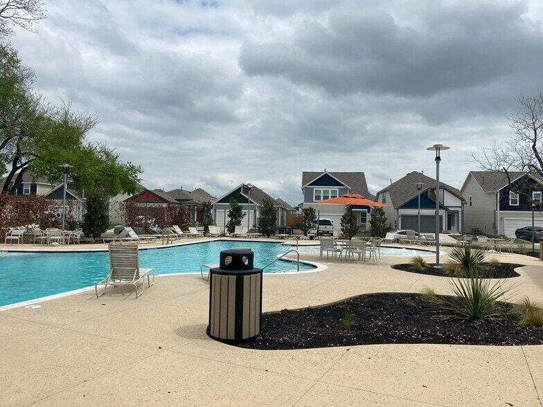 Community Pool walking distance - 1602 Denesa Dr