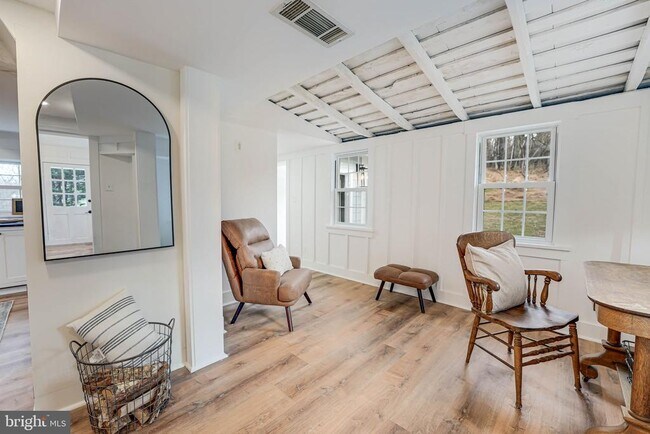 Building Photo - 102 N Rogers St