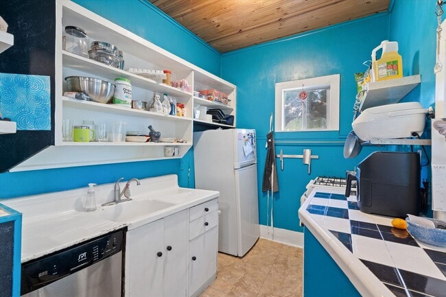 Building Photo - 3404 1/2 Grooms St