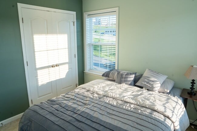 Building Photo - 4 Bedroom 3.5 Bathroom Townhome available in Suncrest Village- 06/4/2026