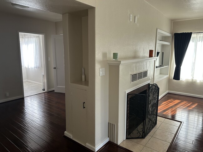 Building Photo - 338 S F St